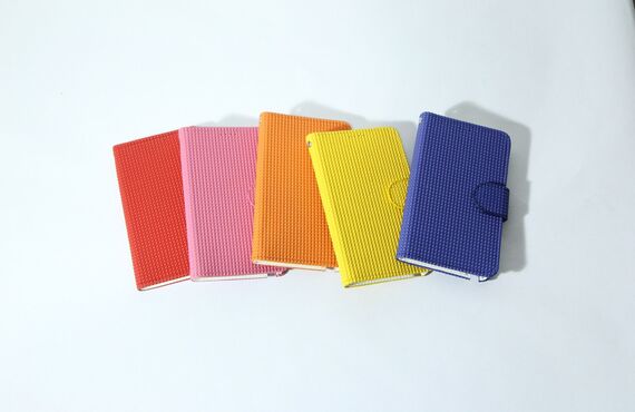 オリジナルのスマホケースにはアニメ風のイラストを描いております