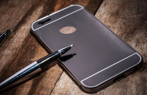 オリジナルのキャラクターを描いたスマホケースを販売しております